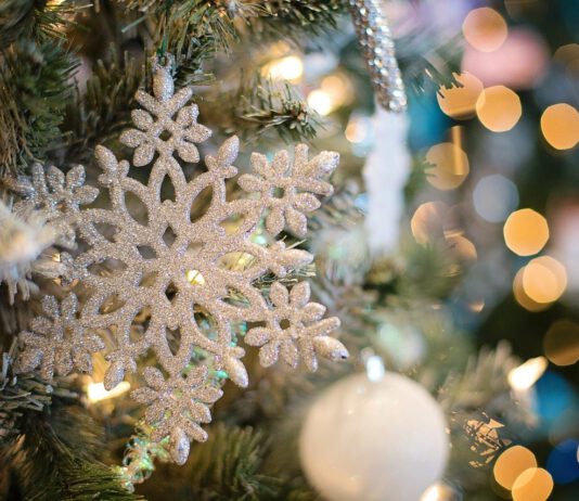 De kerstversiering komt er weer aan