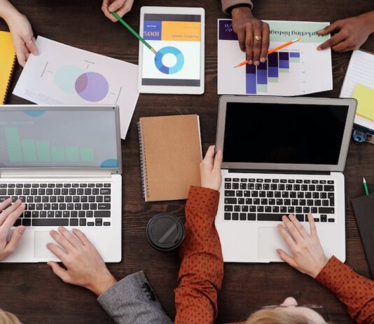 Welke types laptops worden door klanten het meest gebruikt voor het werk en hoeveel zou je ervoor willen betalen?