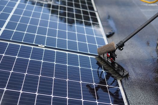 zonnepanelen-schoonmaken-haarlem Waarom regelmatig zonnepanelen schoonmaken belangrijk is voor huiseigenaren in Haarlem